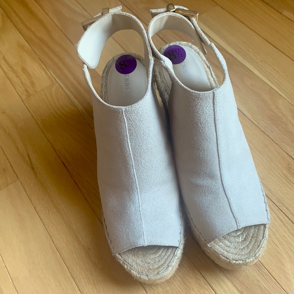 MAKE AN OFFER KENNETH COLE OLIVIA NWT BEAUTIFUL NUDE SUEDE SHOES